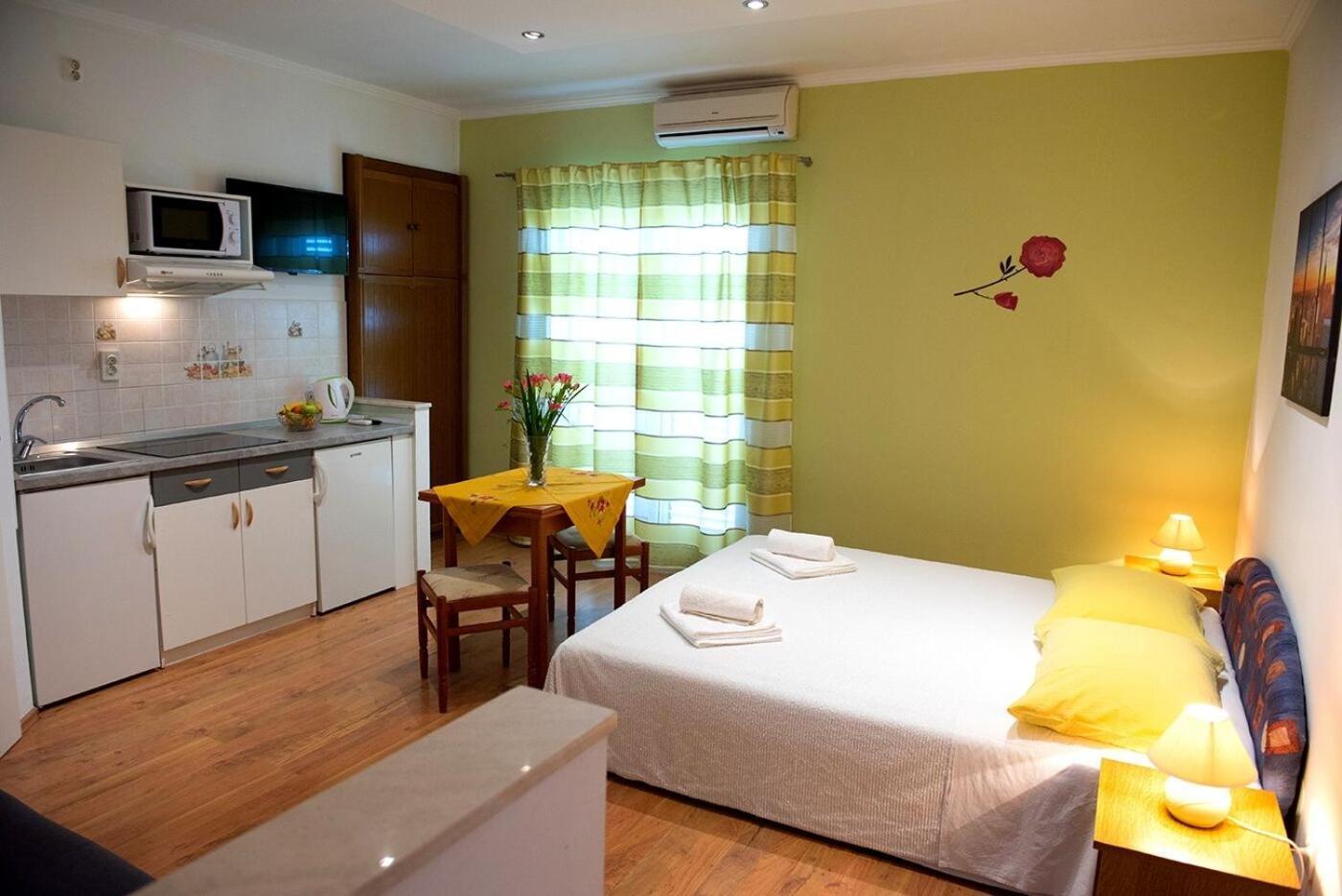 Apartments And Rooms Robi Podstrana Exterior photo